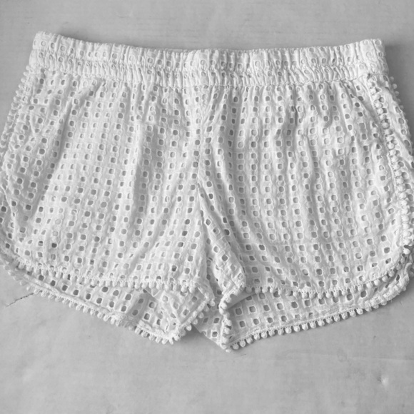Lilly Pulitzer Size Medium White Lined Eyelet Pull-on Shorts Beach Vacation - Picture 1 of 6